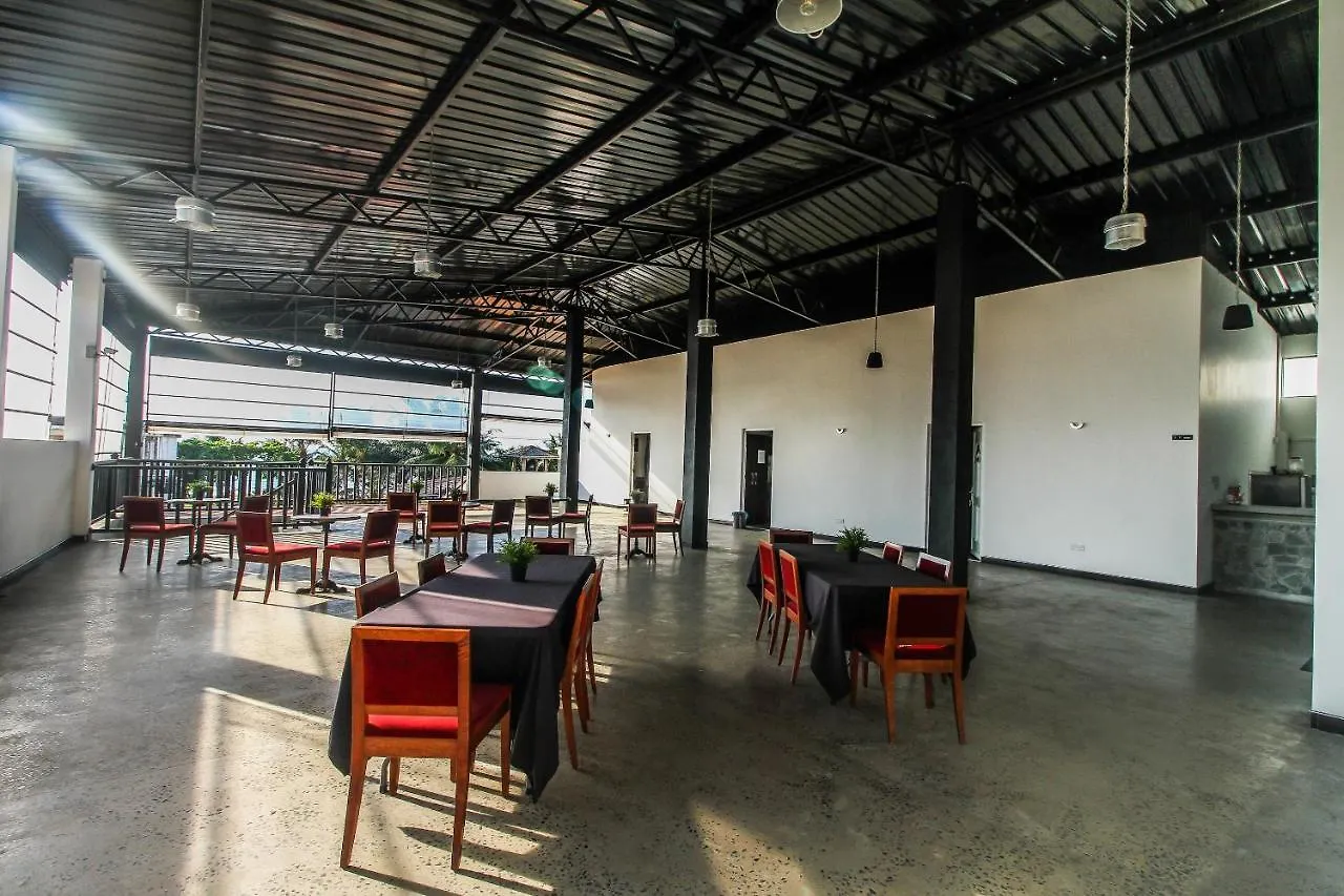 Hotel 198 Negombo 3*,